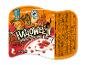 Halloween-yoghurt med røde kugler, dekoreret med et fugleskræmsel og et spøgelsesslot.