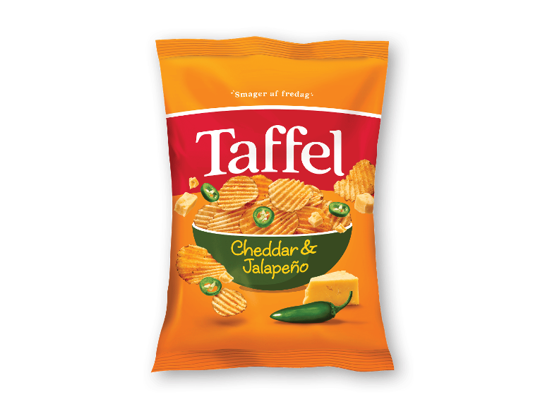 Pose med riflede kartoffelchips med cheddar- og jalapeñosmag, med teksten 'Smager af fredag'.