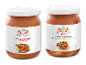 To glas med kåldolmere og hvide bønner i tomatsauce.