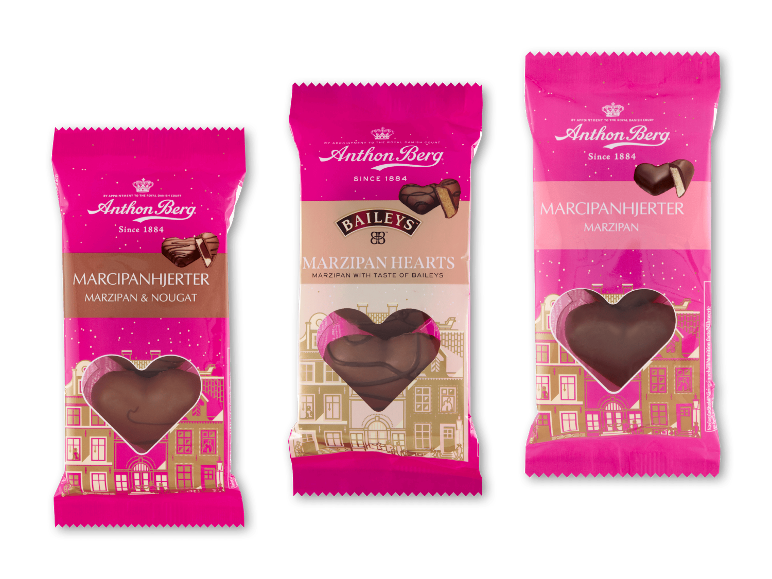 Tre pakker marcipanchokoladehjerter i forskellige smage.