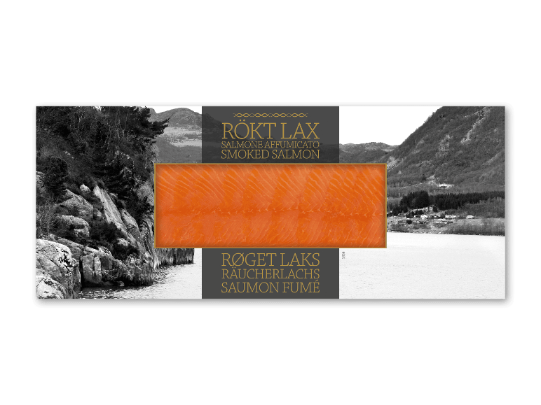 Pakke med røget laks med bjerg- og søbaggrund, tekst 'RÖKT LAX SMOKED SALMON'.