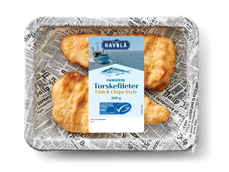 Panerede fiskefileter, Fish & Chips stil, i en bakke med avispapirforing.
