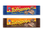To pakker toffee-fyldte kiks med chokoladesmagsovertræk.