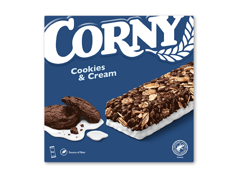 Cookies & Cream müslibar med chokoladekiks og creme på en blå baggrund.