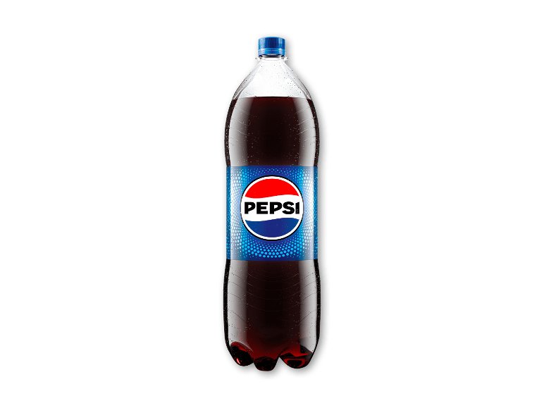 Plastflaske med mørk kulsyreholdig drik, blå etiket og hvid-rødt logo.