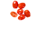 Friske røde cherrytomater, hele og halverede, med vanddråber.