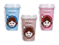 Tre milkshakes i blå, brune og lyserøde kopper, vanilje-, chokolade- og jordbærsmag.