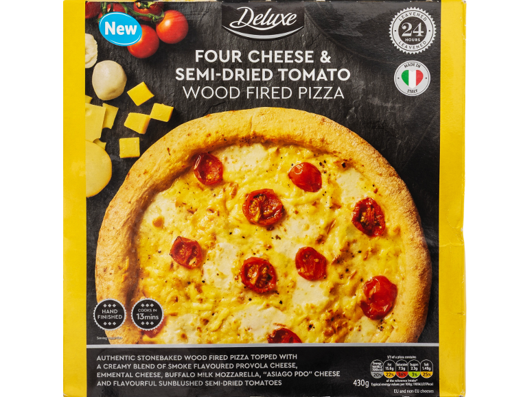 Fire oste og semi-tørrede tomater træfyret pizza, med teksten 'New' og 'Made in Italy' på emballagen.