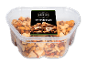 Hot snackblanding i en gennemsigtig beholder, med peanuts og sprøde stykker.