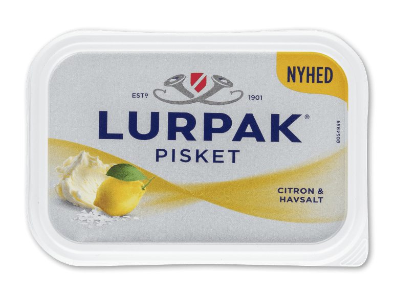 Pisket smør med citron og havsalt i en rektangulær bakke, med et gult nyhedsmærke.