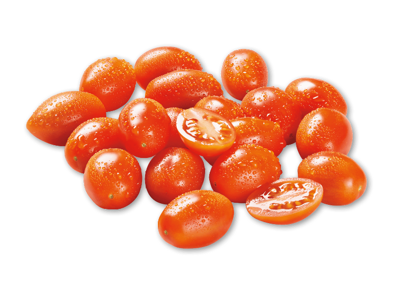 Friske cherrytomater med vanddråber, en halveret