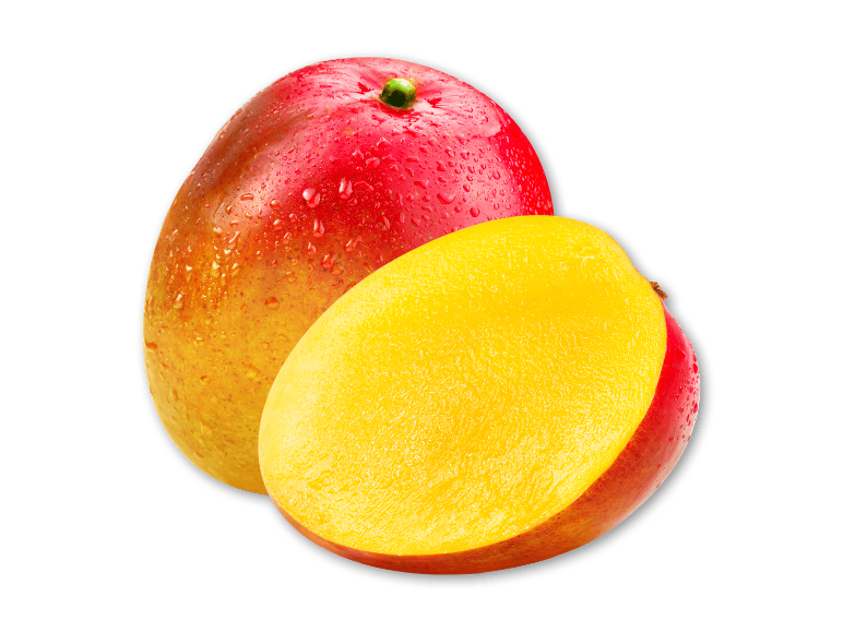 Frisk mango med vanddråber, en hel og en halveret.