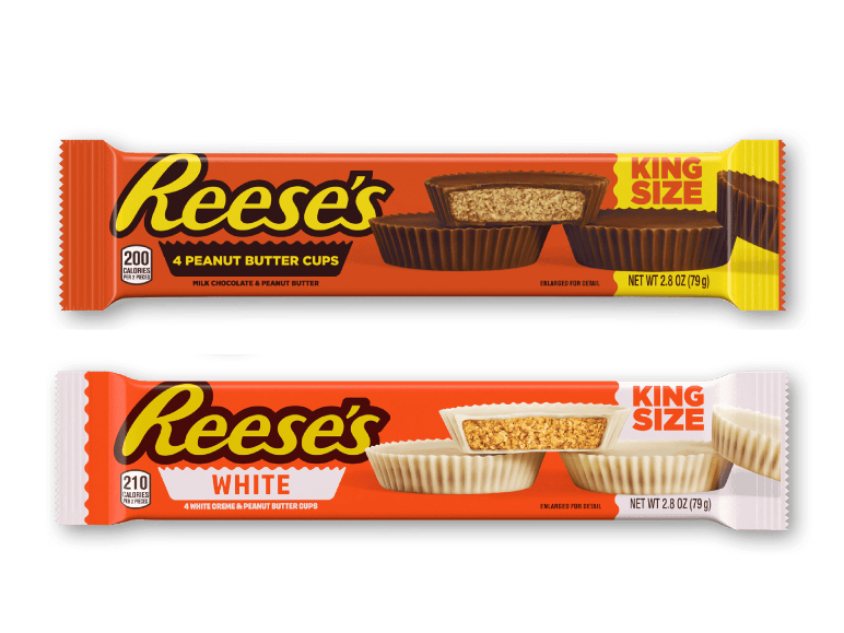 To king-size pakker med peanutbutterkopper, en med mælkechokolade og en med hvid creme.