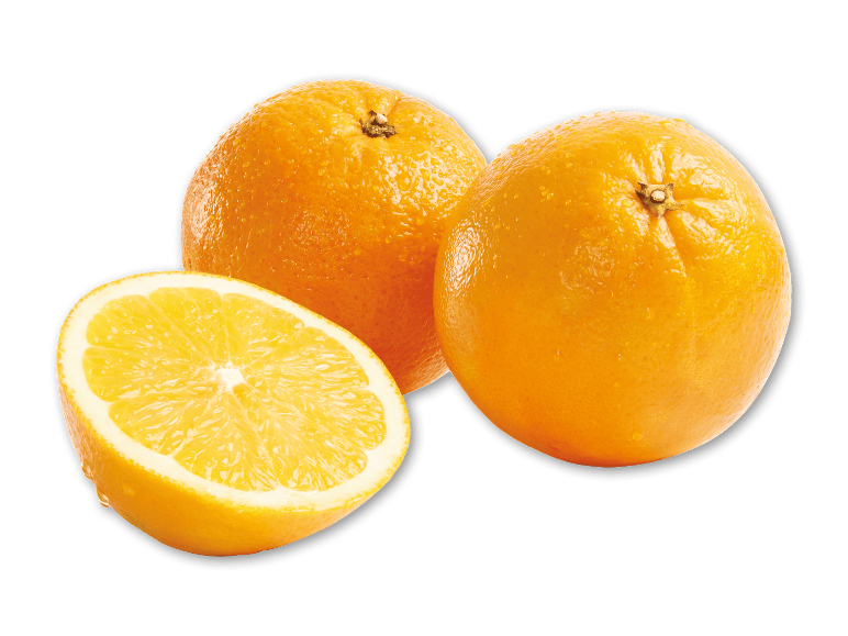 To hele appelsiner og en halv appelsin på hvid baggrund