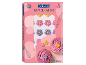Pakke med sukkerdekorationer i blomsterform, med cupcakes og bageudstyr.