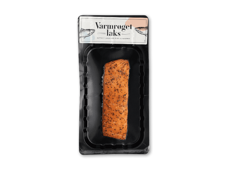Pakke med varmrøget laks, peberkrydret, med teksten 'Varmrøget laks'.
