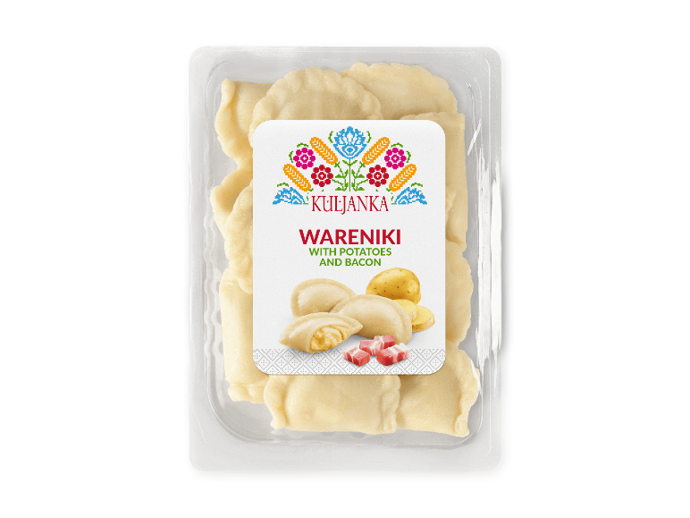 Pakke med vareniki med kartofler og bacon med traditionelt mønster