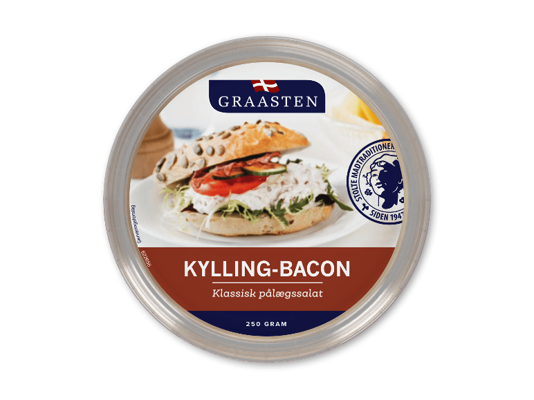 Klassisk kylling-bacon pålægssalat på 250 gram, med en sandwich i baggrunden.