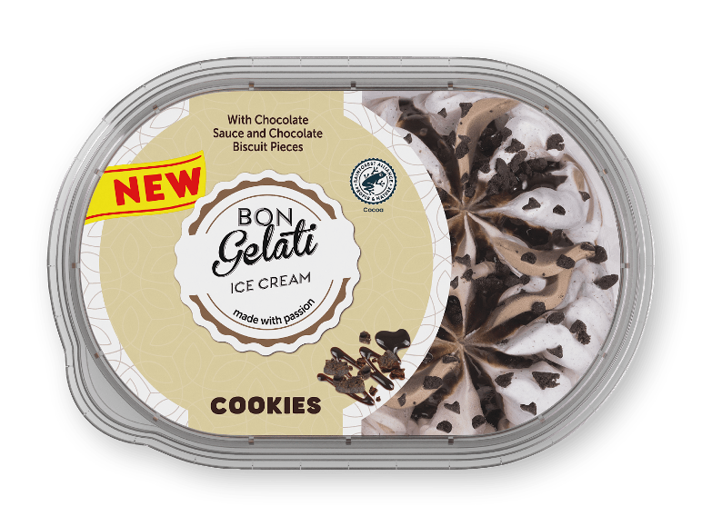 Is med cookiesmag, chokoladesovs og stykker af chokoladekiks.
