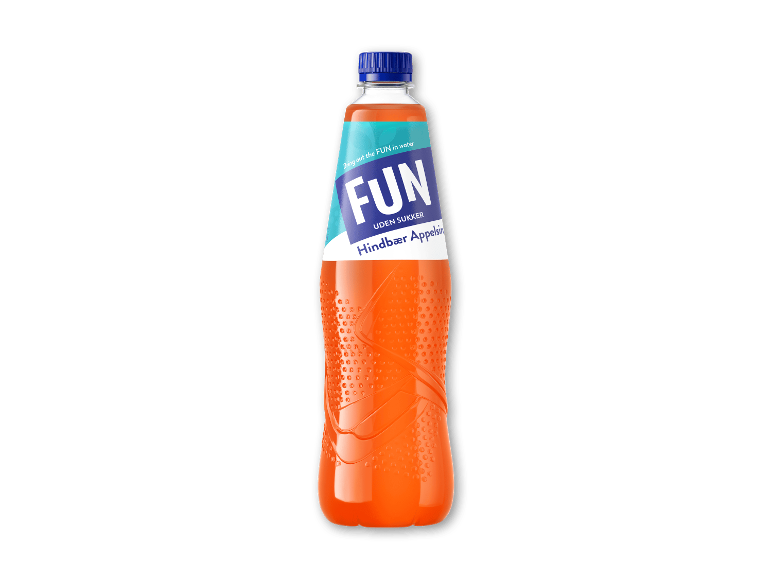 Orangefarvet drikkekoncentrat i en flaske med blå hætte og etiket, teksten siger 'Bring out the FUN in water'