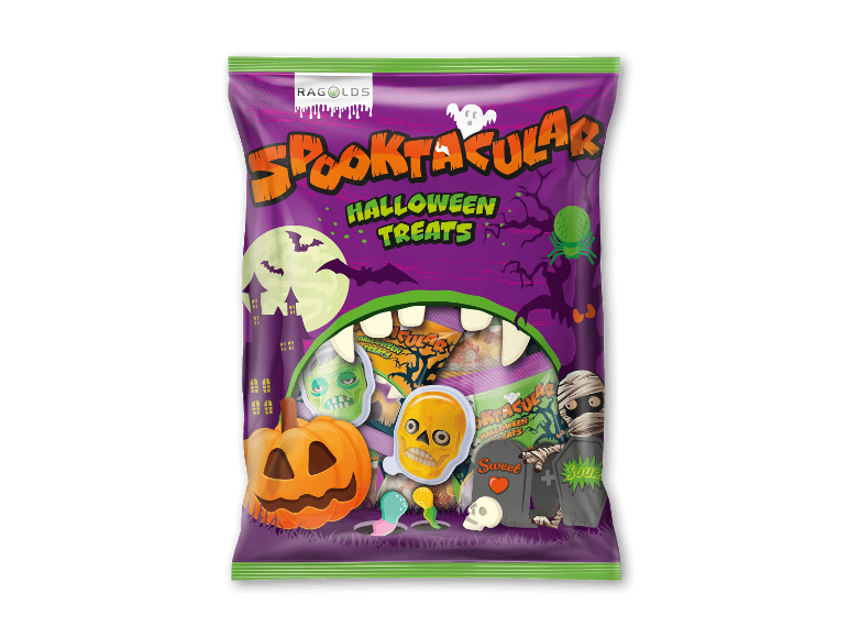 En pose Halloween-slik med motiv af et græskar, et dødningehoved og en mumie.