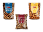Tre poser med forskellige nødder: nøddemix, peanuts og honningristede peanuts.