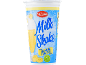 Bananmælkshake i et glas med flødeskum og bananskiver, med teksten 'Milk Shake Banana Flavour'.