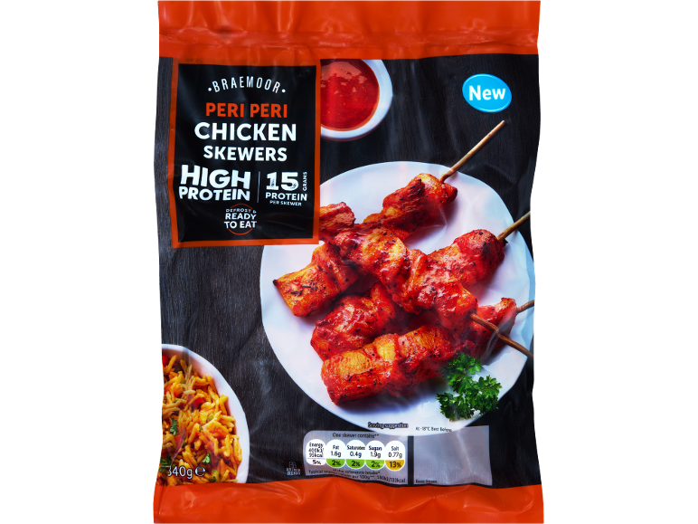 Proteinrige Peri Peri kyllingespyd, klar til at spise, med ris som tilbehør.