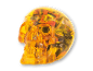 Orange gennemsigtigt plastik Halloween-kranium fyldt med slik.
