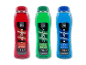Tre flasker 2-i-1 showergel og shampoo i rød, grøn og blå.