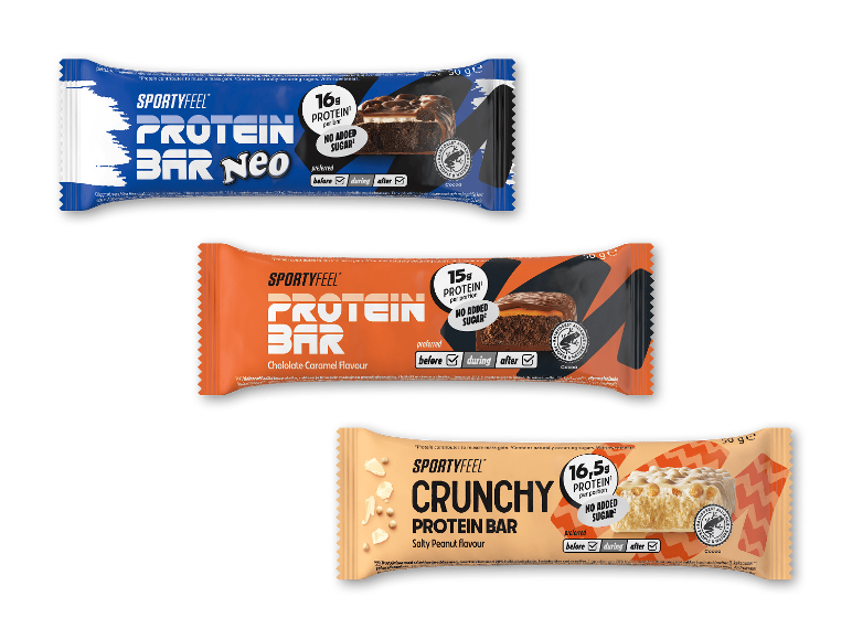 Tre SportyFeel proteinbarer med smag af kakao, karamel og salte jordnødder.