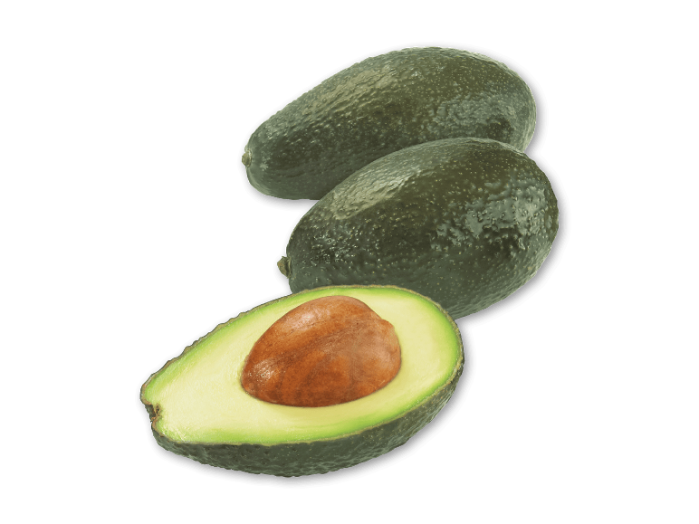 To hele avocadoer og en halv med sten på sort baggrund.