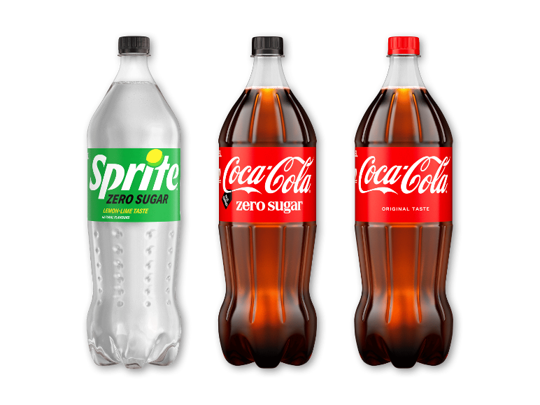 Tre store sodavandsflasker: en klar citron-lime zero sukker, to cola, en zero sukker og en original smag.