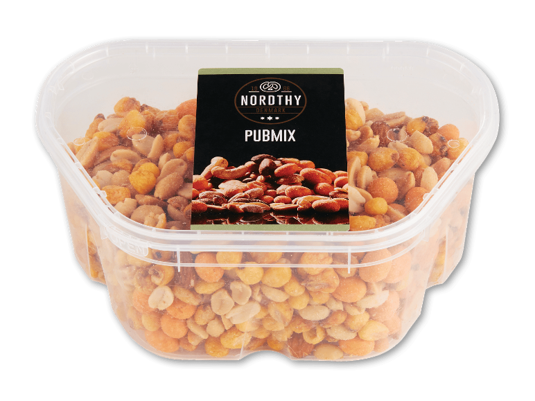 Klar plastbeholder med pubmix, jordnødder, cashewnødder og majsnødder, mærket 'PUBMIX'.