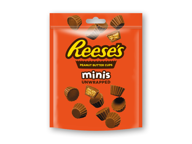 En pose med uindpakkede mini-jordnøddesmørkopper på en orange baggrund.