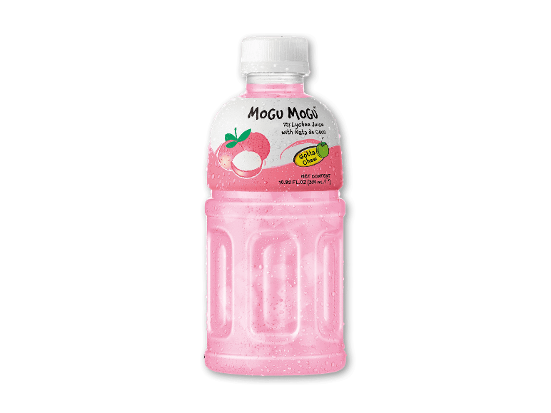 Lyserød litchidrik med nata de coco i flaske med vanddråber.
