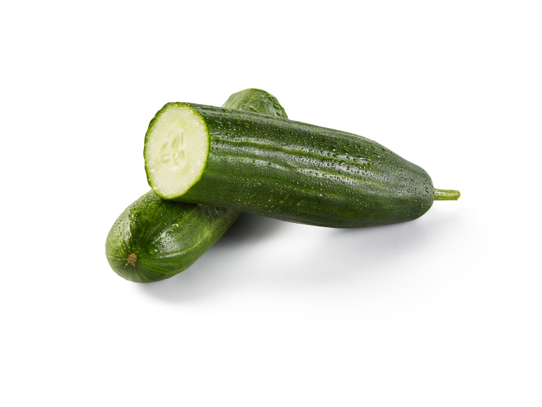 To friske agurker med vanddråber, den ene skåret over.