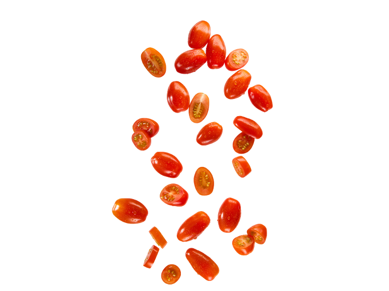 Røde cherrytomater, hele og halverede, med vanddråber, mod en sort baggrund.