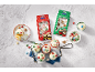 Julecupcakes dekoreret med julemands- og honningkagesukkerpynt.