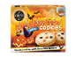 Halloween-småkager med hvid glasur og chokoladeknapper i en æske.