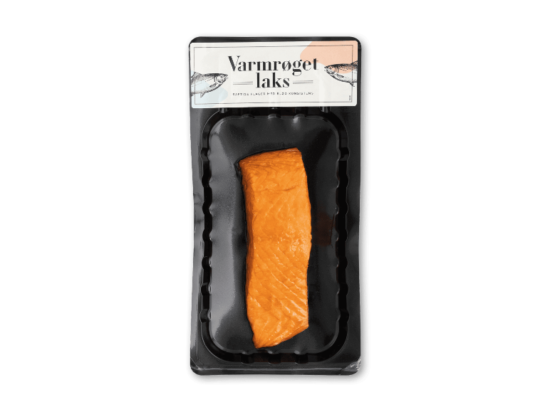 Pakke med varmrøget laks, med teksten 'Varmrøget laks' på etiketten.