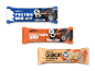 Tre SportyFeel proteinbarer med smag af kakao, karamel og salte jordnødder.