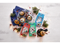 Julemuffins med dekorationer og festlige ornamenter på et hvidt træbord.