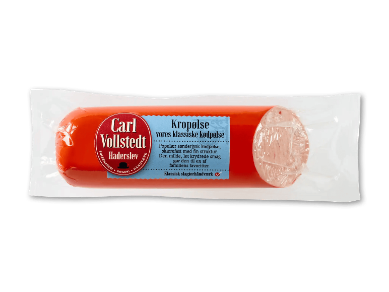 Pakket kød pølse i rød tarm med lyseblå etiket.
