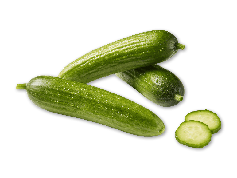 Tre hele agurker og to agurkeskiver på sort baggrund.