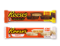 To king-size pakker med peanutbutterkopper, en med mælkechokolade og en med hvid creme.