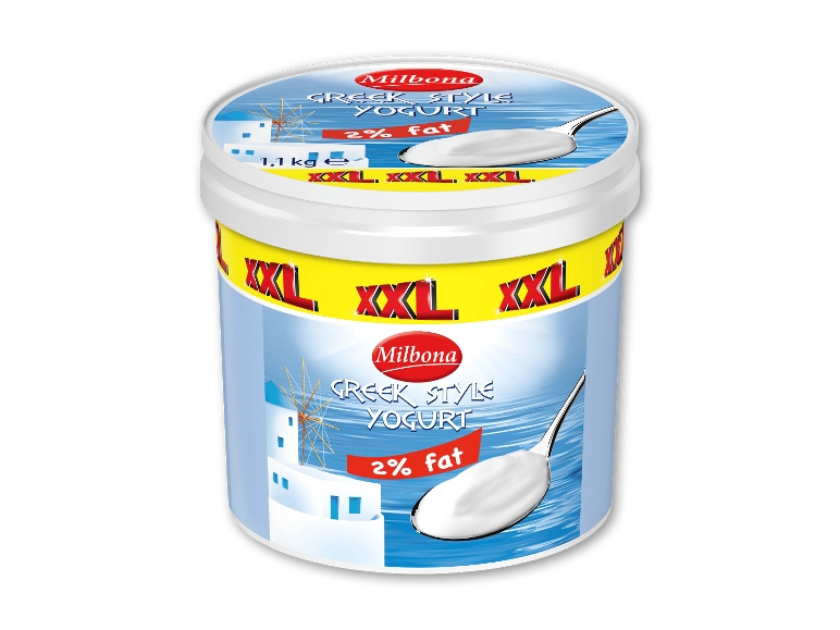 Græsk yoghurt, 2% fedt, 1,1 kg, XXL størrelse, med en skefuld yoghurt.