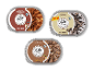 Tre bøtter is i smagsvarianterne Tiramisu, Cookies og Hasselnød-Nougat.