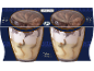 To tiramisu gelato desserter med kakao på en mørkeblå baggrund med mønstre.