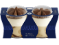 To tiramisu-smagende isdesserter med chokoladetopping, i en blå emballage.